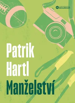 Obálka knihy Manželství od Patrika Hartla, zelené pozadí, míč, fotoaparát, tenisová raketa.